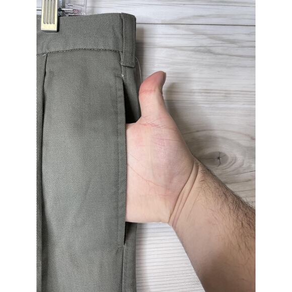 IZOD PerformX Pants Mens 36x32 Green Water Resistant Wrinkle Free Pleated Chino - Picture 3 of 14